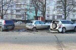 В Харькове водитель Lexus протаранил четыре припаркованных авто и скрылся. Фото 