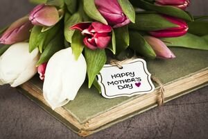 Продуктовый букет, семейный портрет или гастроуик-энд: 12 идей оригинальных подарков на День матери