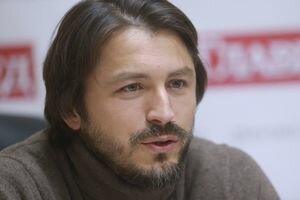 Вся нога в гипсе: известный украинский шоумен серьезно пострадал в Карпатах