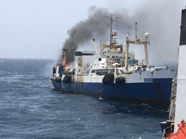 Возле Африки внезапно загорелся украинский корабль: пропал моряк