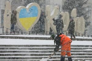 Киев запорошило снегом в конце марта: впечатляющие фото и видео вернувшейся зимы