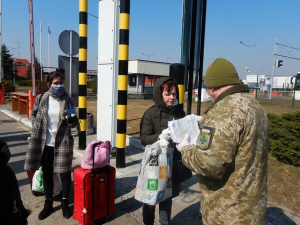 На украинских границах появились очереди из-за множества желающих вернуться домой