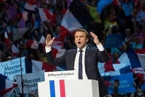 Туск назвал Макрона наиболее безопасным кандидатом в президенты Франции