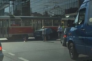 На площади Победы в Киеве девушка протаранила трамвай: движение заблокировано