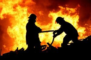 Ночью в Мариуполе спасатели тушили пожар на рынке
