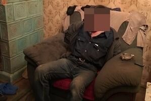 Во Львове мужчина сначала устроил стрельбу в подъезде, а затем спрятался от полиции в шкафу (фото)
