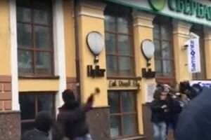 В Киеве активисты разбили окна Россотрудничества и разгромили здание Сбербанка