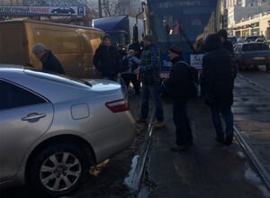 Решили вопрос своими силами: в Одессе пассажиры трамвая на руках перенесли с рельсов припаркованное авто