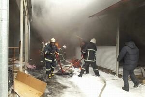 Спасение ковров от гигантского пламени: в Черновцах спасатели сражаются с масштабным пожаром на рынке (фото, видео)