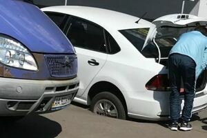 В Киеве на парковке автомобиль провалился под асфальт (фото)