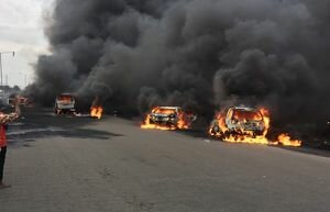 В Нигерии девять человек сгорели заживо из-за воспламенившейся автоцистерны с топливом. Фото и видео