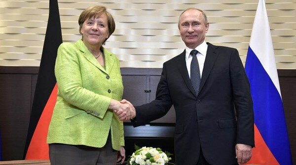 "Минск тотально буксует": стало известно, что обсуждали Путин и Меркель на переговорах
