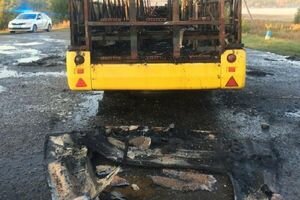 В Харьковской области во время движения загорелся автобус. Фото