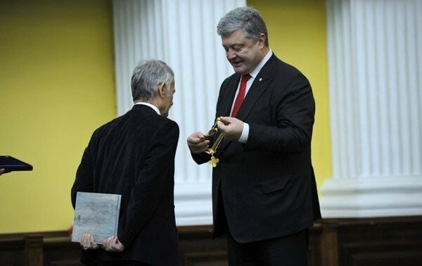 Порошенко наградил орденом Свободы Мустафу Джемилева