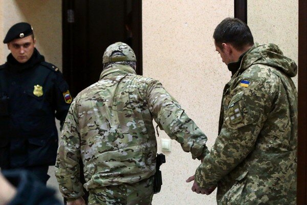 Адвокат: Все захваченные в Азове украинские моряки объявили себя военнопленными