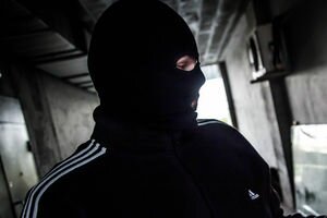 В Житомирской области неизвестные связали пенсионерку электрическим проводом и ограбили ее