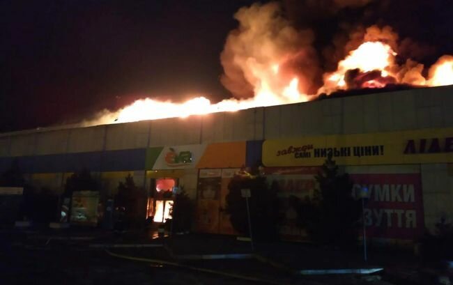 Пожар в Полтаве: полыхает прошлый завод и рынок