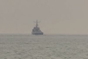Корабль ФСБ РФ вновь сблизился с украинским буксиром в Азовском море. Видео