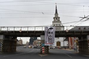 В Москве активисты вывесили баннер с Олегом Сенцовым, чтобы напомнить о всех политзаключенных 
