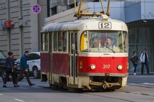 Закрытая черепно-мозговая травма и ушибы: в Харькове трамвай сбил пенсионера