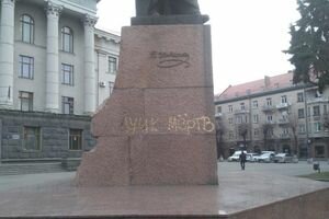 В Луцке полиция ищет вандалов, которые испортили памятник Тарасу Шевченко