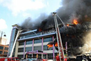 Огонь достиг четвертого этажа: в Баку загорелся большой торговый центр
