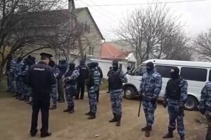 В аннексированном Крыму во время обысков местные жители подрались с силовиками. Видео