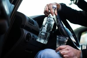Водителя автобуса в Сумах поймали с бутылкой коньяка и уровнем алкоголя в крови в девять раз выше нормы
