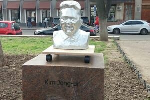 В Одессе поставили уморительные памятники Трампу и Ким Чен Ыну. Видео, фото