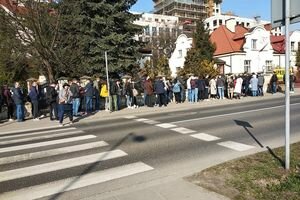 Много желающих проголосовать: в Варшаве и Кракове люди выстроились в очереди к избирательным участкам (фото)