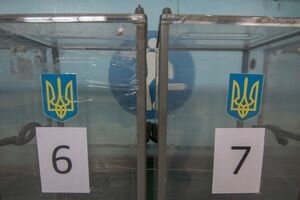 В Киеве разгорелся скандал на избирательном участке из-за ручек с исчезающими чернилами. Видео 