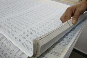 Швырнул в лицо членам комиссии: в Ровенской области избиратели показательно порвали бюллетени