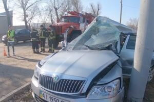 В Киевской области Skoda влетела в рекламный щит, водитель погиб на месте
