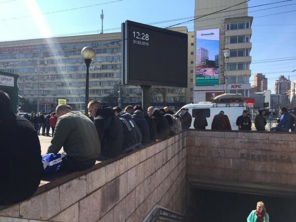 Выборы-2019 в Украине: возле ЦИК в Киеве собираются группы "титушек". Фото