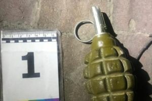 В Тернополе прохожие на детской площадке обнаружили гранату