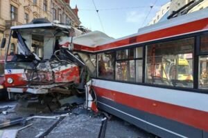 В Чехии столкнулись троллейбус и трамвай лоб в лоб, пострадали 40 человек (фото)