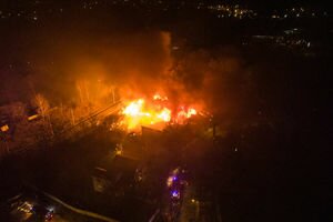 Спасатели больше четырех часов тушили серьезный пожар в частном секторе Киева: подробности