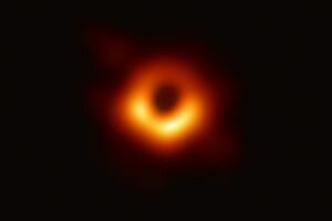 Ученые показали первый в истории снимок черной дыры. Фото