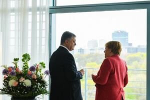 Меркель и Порошенко призвали прекратить огонь на Донбассе накануне Пасхи