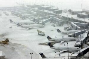 В Чикаго отменили более 1000 рейсов в двух аэропортах из-за сильного снегопада. Фото, видео