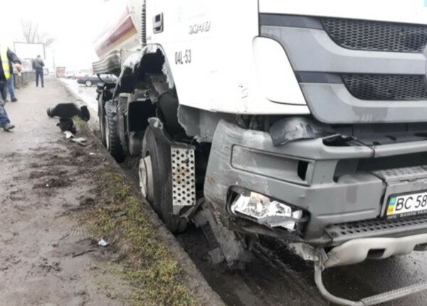 В Киеве из-за ям водитель автоцистерны не справился с управлением и разбил две легковушки
