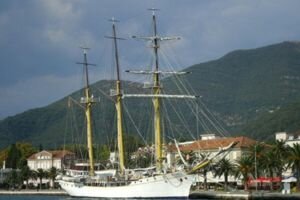 На военном корабле Черногории нашли десятки килограммов наркотиков