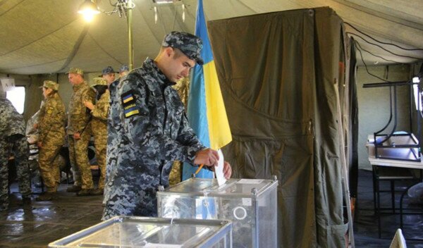 "Очередь из сотен человек": стало известно, как голосуют военные в ООС