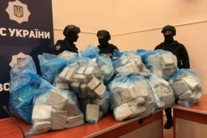 Полиция показала журналистам, как выглядят 300 кг кокаина (фото) 
