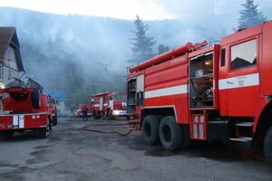 В Яремче сгорели ресторан и казначейство: спасатели несколько часов не могли справиться с огнем