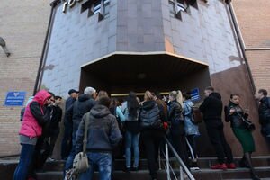 "Стояли с пяти утра": в Донецке люди выстроились в очередь за российскими паспортами. Видео, фото