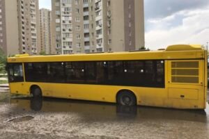 "Это просто пролом в бездну": в Киеве автобус влетел в яму и застрял