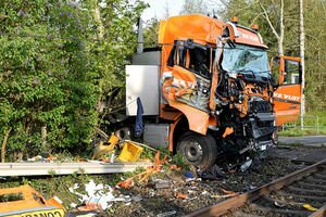 В Германии столкнулись поезд и грузовик, пострадали 25 человек. Фото