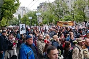 В Киеве началось шествие "Бессмертного полка": СМИ сообщают о задержании организатора акции