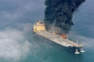 У берегов Азербайджана на корабле произошел масштабный пожар: пострадали больше 10 человек